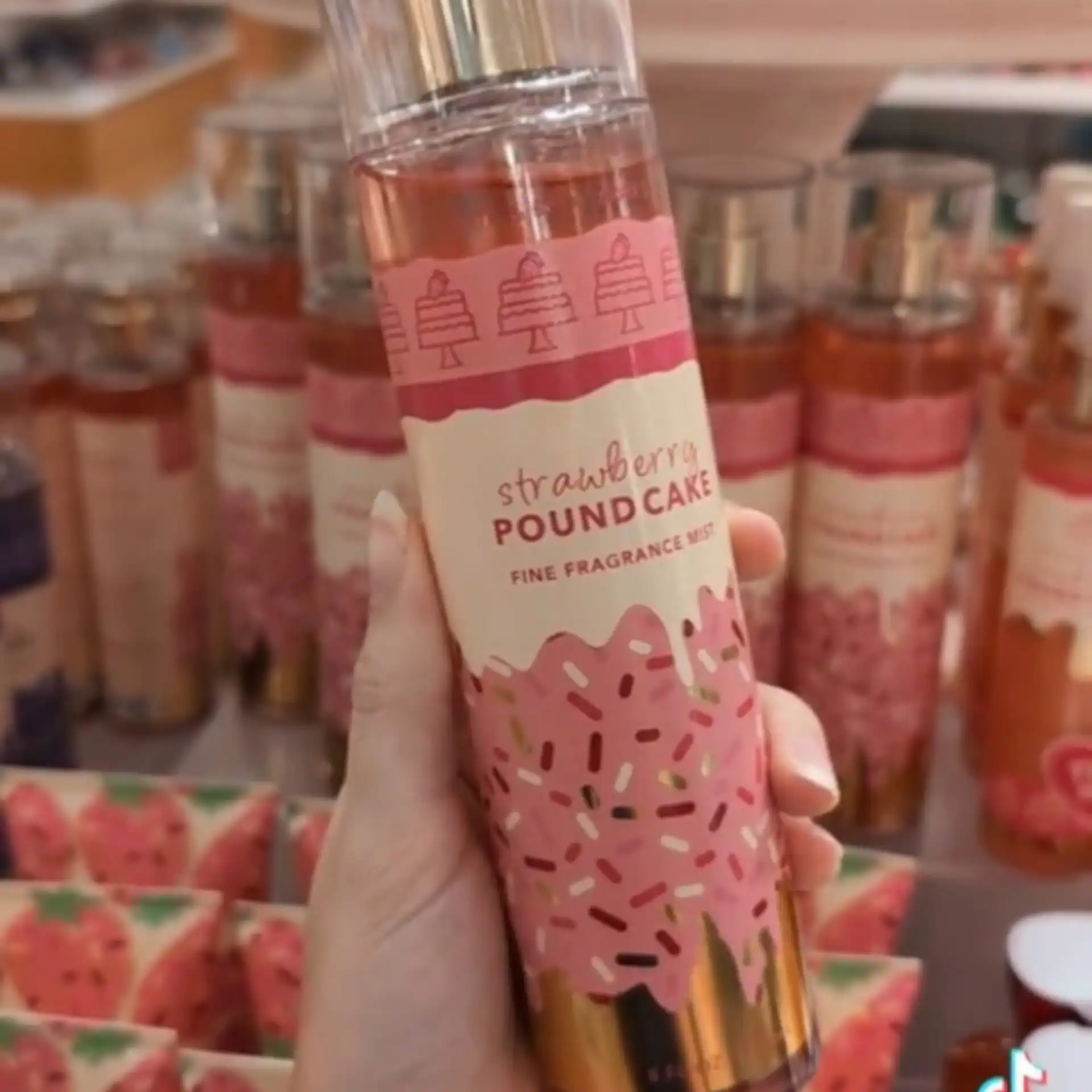 بادی اسپلش بث اند بادی Strawberry Pound Cake